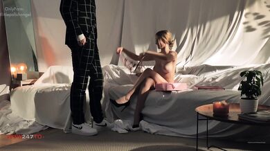 Mačka v sexi červenom prádle ošukaná zozadu do riti