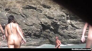 MILFs calientes con culos grandes muestran sus coños y tetas en una playa nudista