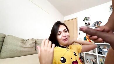 Drobné dievča v tričku s Pokémonom dostane hlboký orálny sex