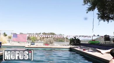 MOFOS - Blake Eden daje się wylizać cipce na imprezie z okazji 4 lipca pełnej nagiej zabawy i orgazmów