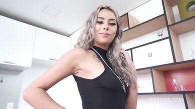 20-ročná potetovaná baba miluje hardcore gangbang šukanie s pissingom