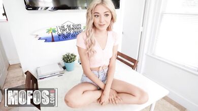 MOFOS - La hermosa Sia Lust se deja follar de pie y se va con la cara llena de semen