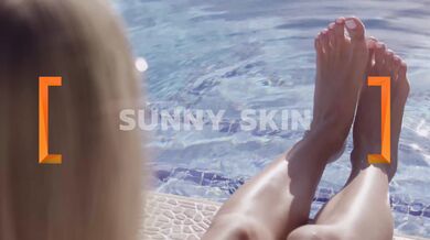 Kryštál Boyd sa vyzlečie donaha a potom ide nahá plávať do bazéna