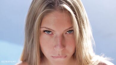 Kryštál Boyd sa vyzlečie donaha a potom ide nahá plávať do bazéna