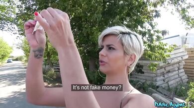 Krótkowłosa blondynka Amaranta Hank uprawia seks w miejscu publicznym