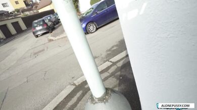 Nastolatka pokazuje duże naturalne cycki, żeby szybko zarobić