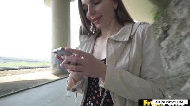 Agente público folla el tímido y apretado coño de Arina Shy