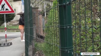 Italská brunetka ztratila telefon a dostala peníze za sex od náhodného chlapa