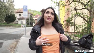 Italská brunetka ztratila telefon a dostala peníze za sex od náhodného chlapa