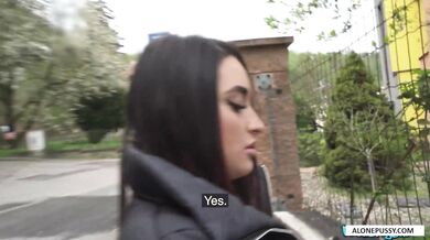 Italská brunetka ztratila telefon a dostala peníze za sex od náhodného chlapa