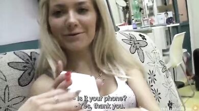 Lesbická Public Agentka sa hrá s blondínkou z ulice