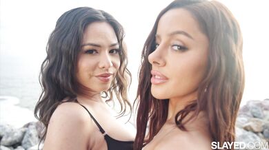 SLAYED - Piękność plażowa Scarlett siedzi na twarzy podekscytowanej Vanny