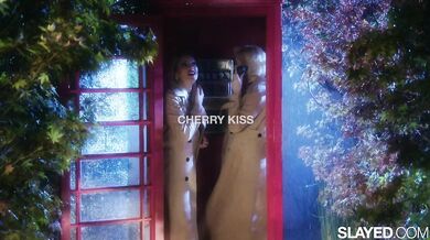 SLAYED - Vlhké duo Cherry a Skye se navzájem olizují