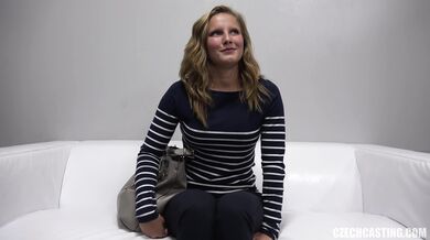 Młoda czeska blondynka na rozmowie kwalifikacyjnej