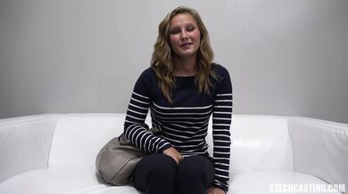 Młoda czeska blondynka na rozmowie kwalifikacyjnej