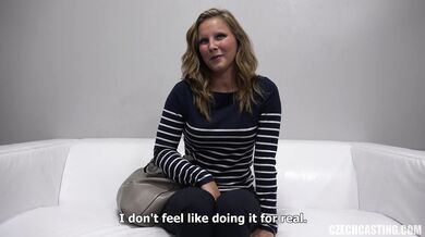 Młoda czeska blondynka na rozmowie kwalifikacyjnej