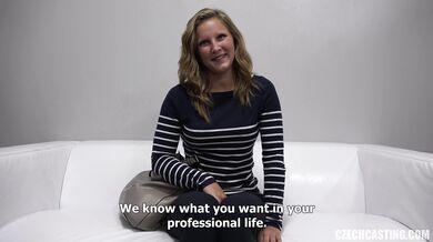 Młoda czeska blondynka na rozmowie kwalifikacyjnej