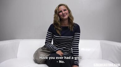 Młoda czeska blondynka na rozmowie kwalifikacyjnej