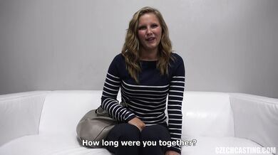 Młoda czeska blondynka na rozmowie kwalifikacyjnej