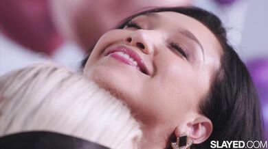 SLAYED - Sexy Vicki má nezbedný dárek pro narozeninovou oslavenkyni Jazlyn