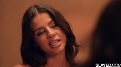 SLAYED - Kylie s krivkami šuká horúcu priateľku Leah so straponom