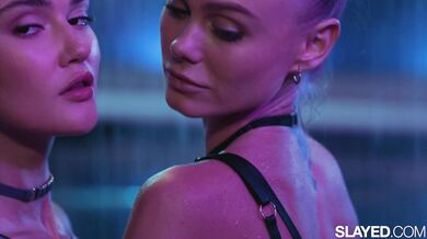 SLAYED - Ohromujúce bábiky Nancy a Sonya predvádzajú show medzi sviečkami