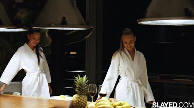 SLAYED - Ohromujúce bábiky Nancy a Sonya predvádzajú show medzi sviečkami