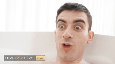 BRAZZERS - La situación se agrava cuando Allison Miller entra desnuda en la bañera detrás de Jordi.