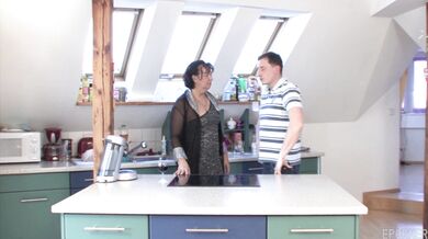 Mature ošukaná na kuchyňské lince mladým nadrženým chlapem