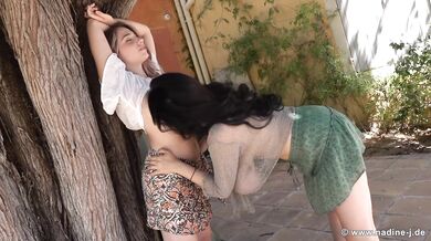 Venkovní hrátky dvou prsatých krásných žen