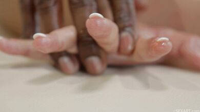 Alexis Crystal dostaje dobry masaż hebanową cipką z dużym czarnym penisem jako bonus