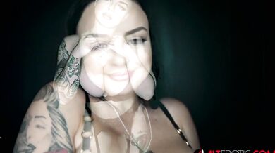 La tetona y curvilínea Payton Preslee se folla a un chico tatuado en Alt Erotic