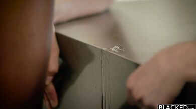 Samantha ošukaná obrovským černým ptákem