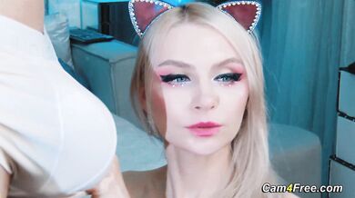 Zlobivá blondýnka škádlí s hlubokou vlhkou orální hrou