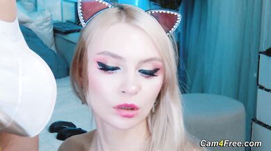 Zlobivá blondýnka škádlí s hlubokou vlhkou orální hrou