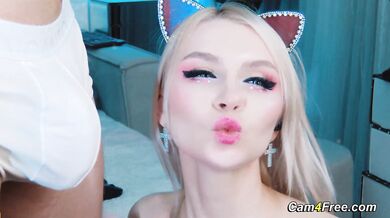 Zlobivá blondýnka škádlí s hlubokou vlhkou orální hrou