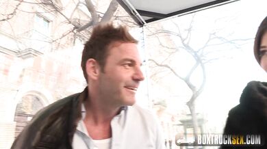 Krátkovlasá krásná prsatá dívka Veronica Morre ošukaná v nákladním autě