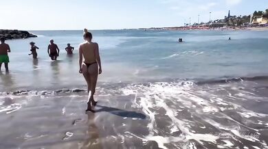 Publiczna ekshibicjonistka Samadhi Amor w czarnym bikini
