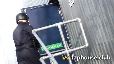 FapHouse - La morena Audrey Bitoni y su compañera de fechorías Cassie Young en un cuarteto en prisión