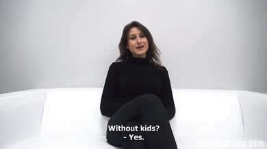 Stydlivá amatérka alespoň vykouří péro na castingu