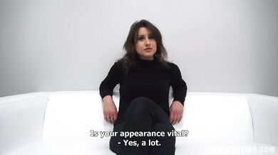 Stydlivá amatérka alespoň vykouří péro na castingu