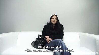 Biuściasta brunetka Ingrid rucha się na castingu