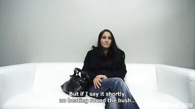 Biuściasta brunetka Ingrid rucha się na castingu