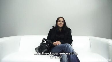 Biuściasta brunetka Ingrid rucha się na castingu