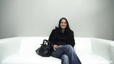 Biuściasta brunetka Ingrid rucha się na castingu