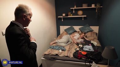Dievča v krivkách Claudia Garcia análne ošukané starým mužom