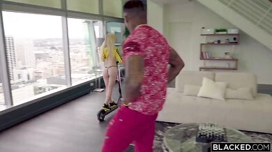 Maleńka, szczupła blondynka jeździ na czarnym kutasie