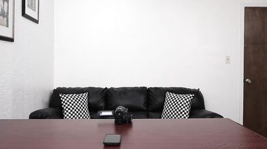 Celé porno se Zoey Zimmer šukající na gauči