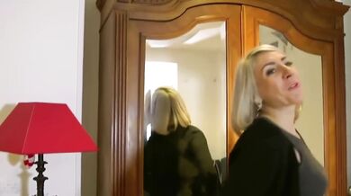 Julie Holly follada analmente por una enorme polla negra