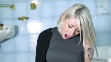 Julie Holly follada analmente por una enorme polla negra